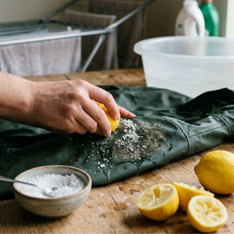 Cách xử lý áo mưa bị mốc bằng muối và chanh tươi