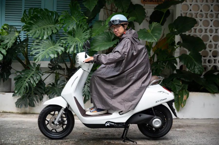 Lựa chọn áo mưa đi xe máy cho xe ga chống ướt 