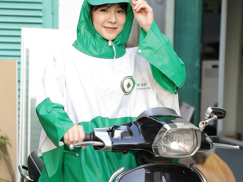 Luôn trang bị áo mưa chất lượng để di chuyển an toàn khi trời mưa 