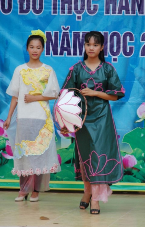 Thời trang tái chế bằng áo mưa 12