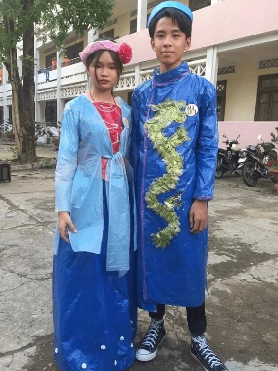 Thời trang tái chế bằng áo mưa 13