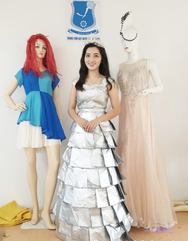 Thời trang tái chế bằng áo mưa 15