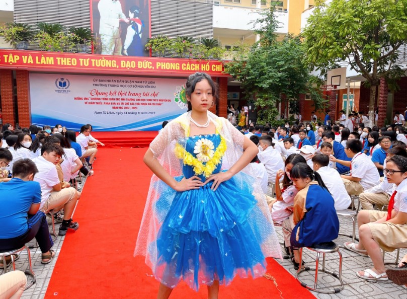 Thời trang tái chế bằng áo mưa 17