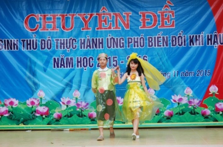 Thời trang tái chế bằng áo mưa 4