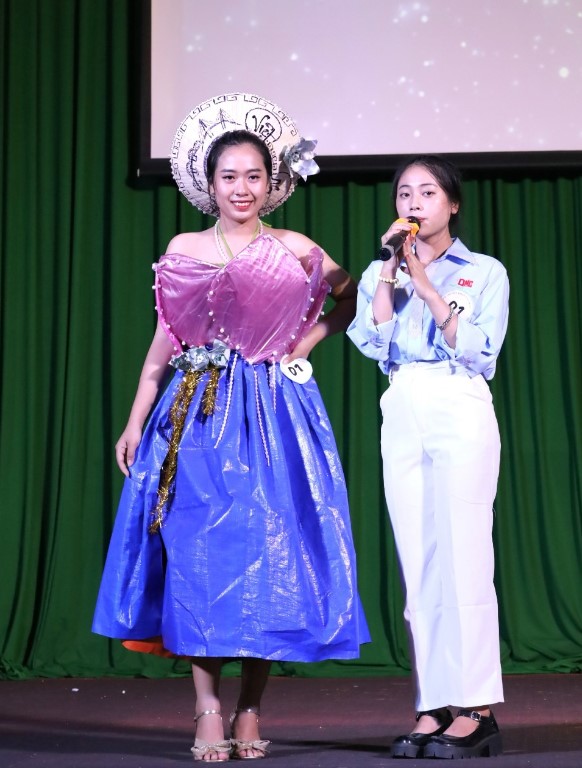 Thời trang tái chế bằng áo mưa 6