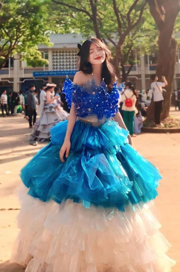Thời trang tái chế bằng áo mưa 8